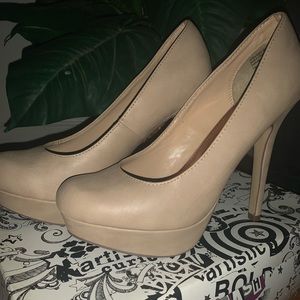 Beige heels size 9.5 NEVER worn. Just sat in the box since purchased.
